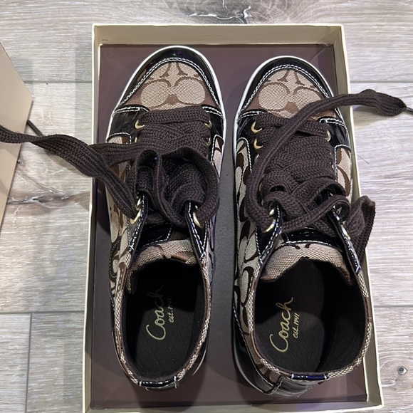 Coach shoes size 6B. Bought it year ago but hardly wear still 90% new. - Picture 2 of 4